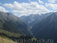 Ущелье Каракол, вид с горнолыжной базы летом Ущелье Каракол, вид с горнолыжной базы летом